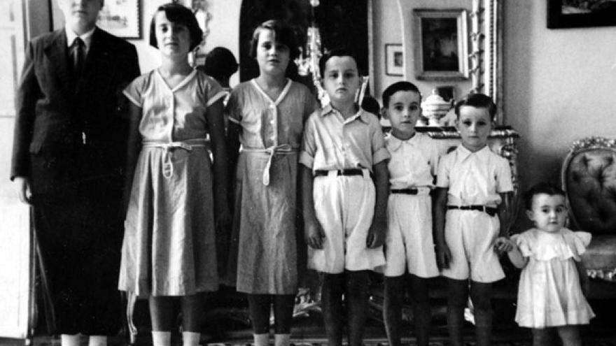 Foto de los hijos de una familia malagueña en los años 50.