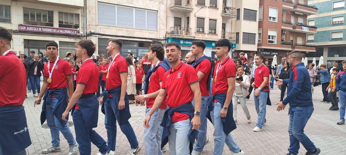 La UE Tavernes de la Valldigna celebra el histórico título de campeón de La Nostra Copa
