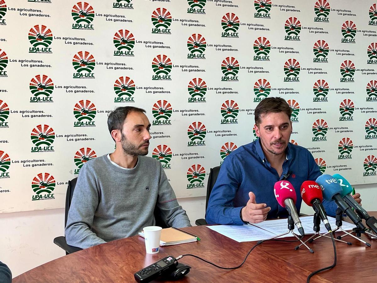 Óscar Llanos, secretario general de UPA-UCE, interviene durante la rueda de prensa.