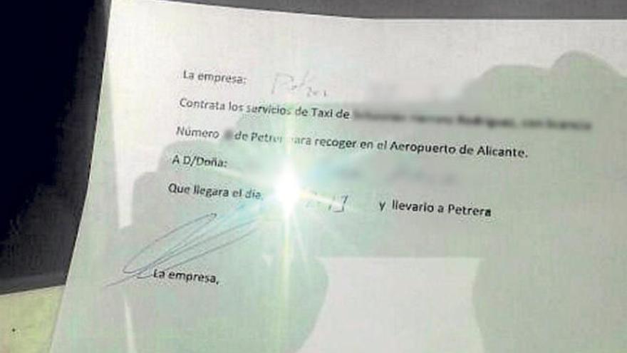 Una de las «autorizaciones» ayer de un taxi foráneo.