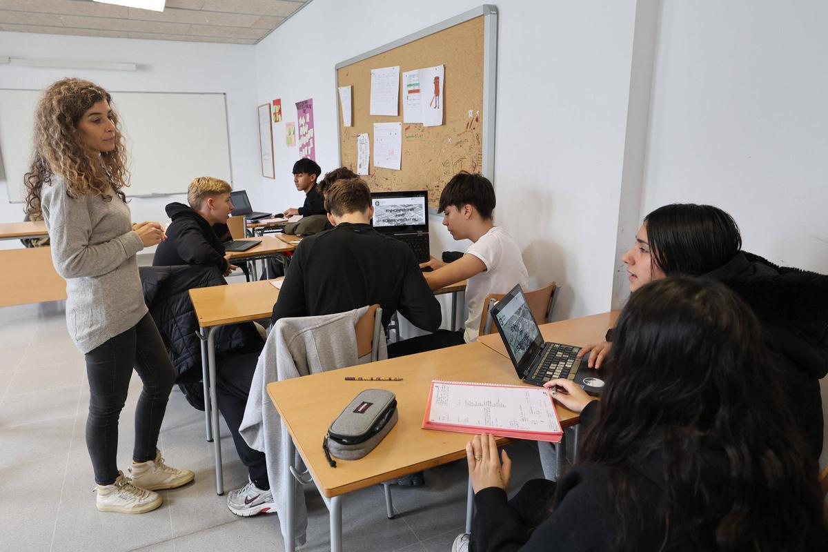 Varios de los alumnos del IES Sa Serra, escuchan las instrucciones de la técnica medioambiental, Julia Guasch, en el 'escape room' interactivo.