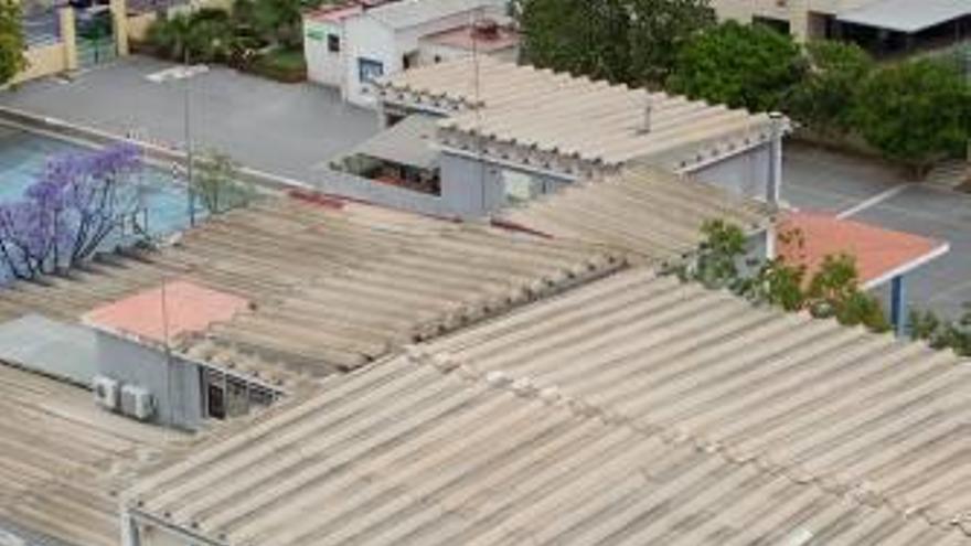 Techos de amianto en los colegios Gabriel Miró y El Tossal, cada uno de ellos con 2.079 metros cuadrados de superficie peligrosa para alumnos y profesores.