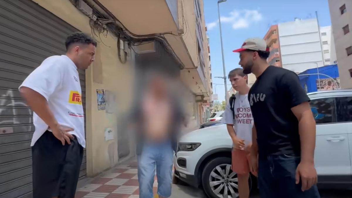 Tres de los jóvenes rodean al arrestado