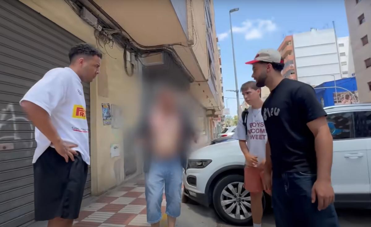 Tres de los jóvenes rodean al arrestado.