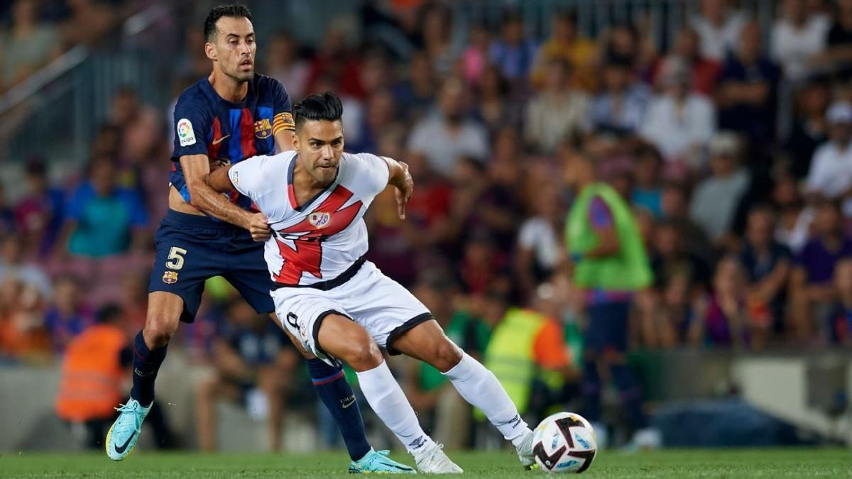 Radamel Falcao, presionado por Sergio Busquets en un duelo ante el Barça