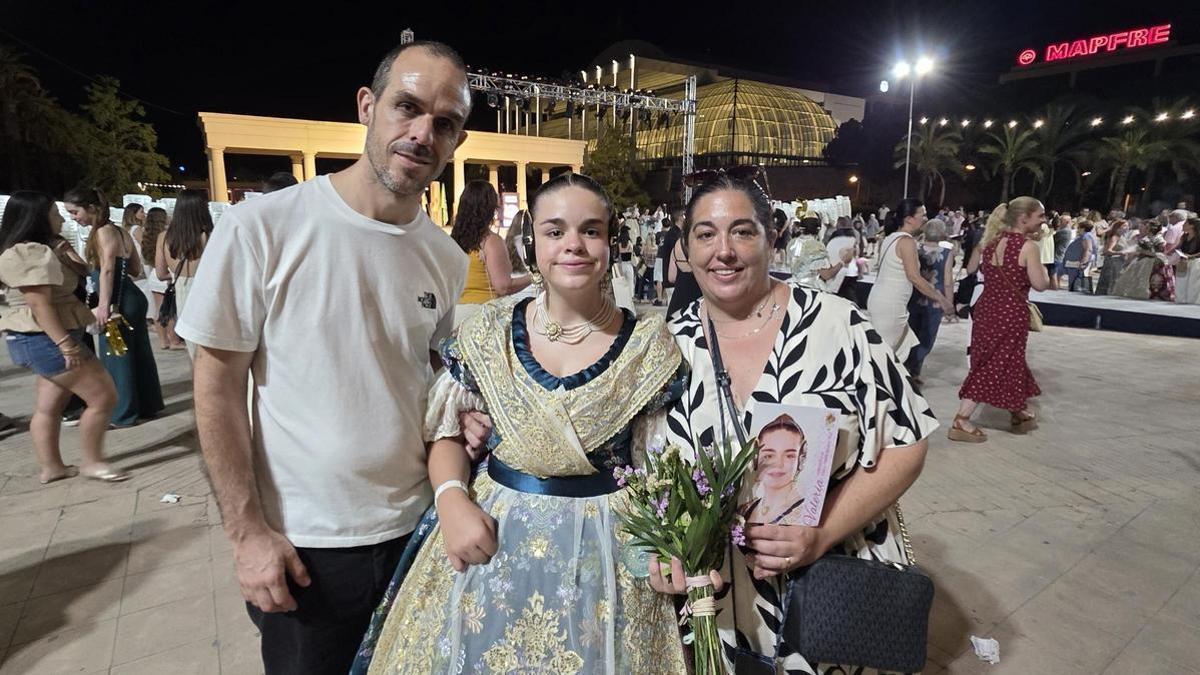 Valeria, con sus padres, al acabar la Preselección