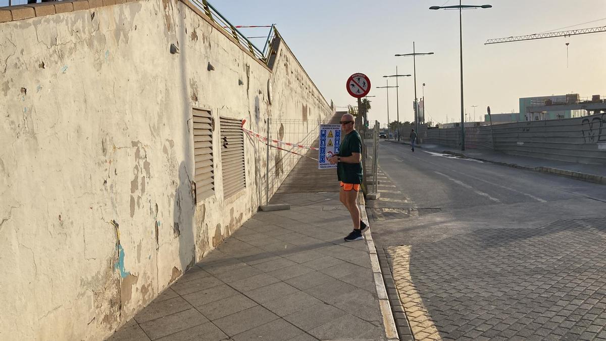 Rampa de acceso principal desde el paseo marítimo de Juan Aparicio cerrada a los peatones desde este lunes