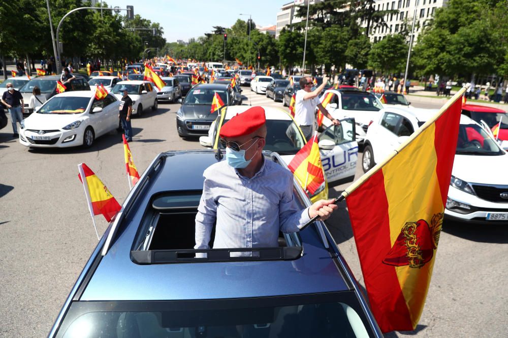 Cientos de personas secundan la protesta de Vox.