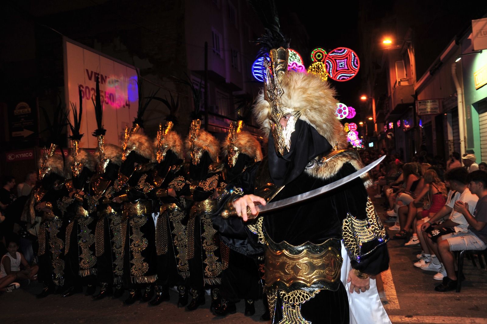 Fiestas de Santa Pola: Una Entrada que pone buena cara al mal tiempo