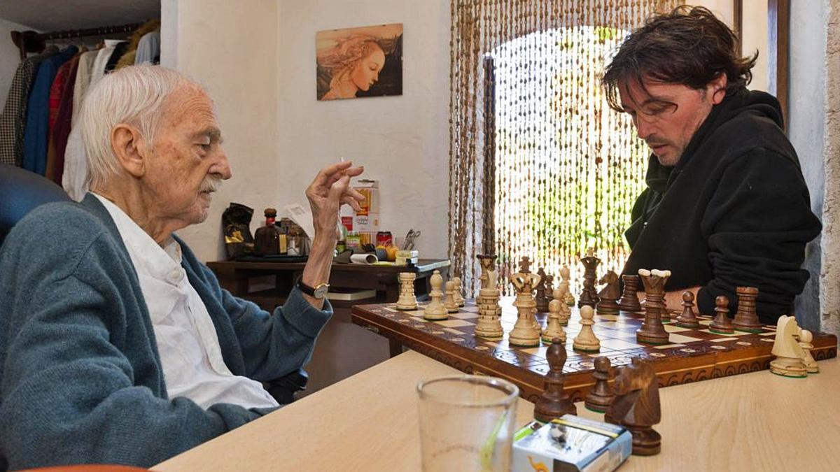 Antonio Escohotado y Ricardo F. Colmenero, ante un tablero de ajedrez, en la foto que ilustra la contraportada del libro. | GERMÁN G. LAMA