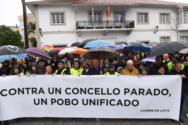 Cientos de cambreses salen a la calle para exigir el "desbloqueo" del Concello