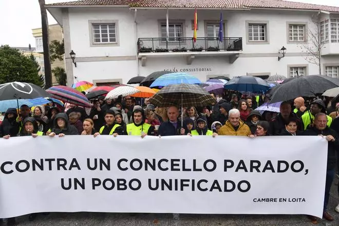 Cientos de cambreses salen a la calle para exigir el "desbloqueo" del Concello