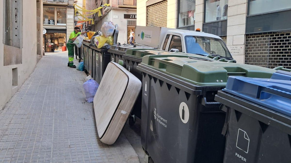 Els contenidors de Manresa, plens a vessar