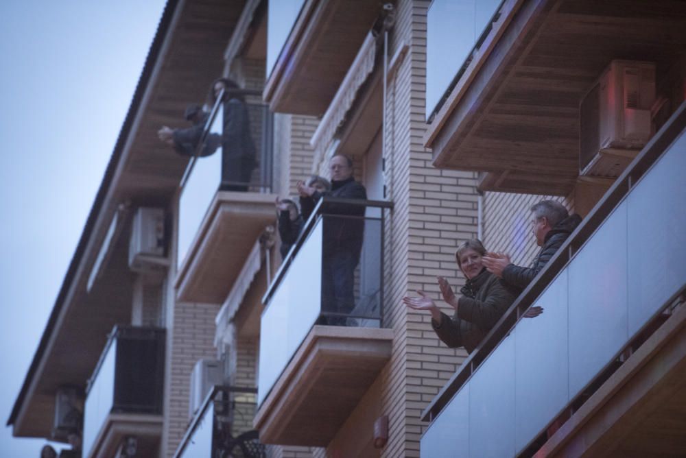 Veïns de Manresa animen a la gent amb música i festa