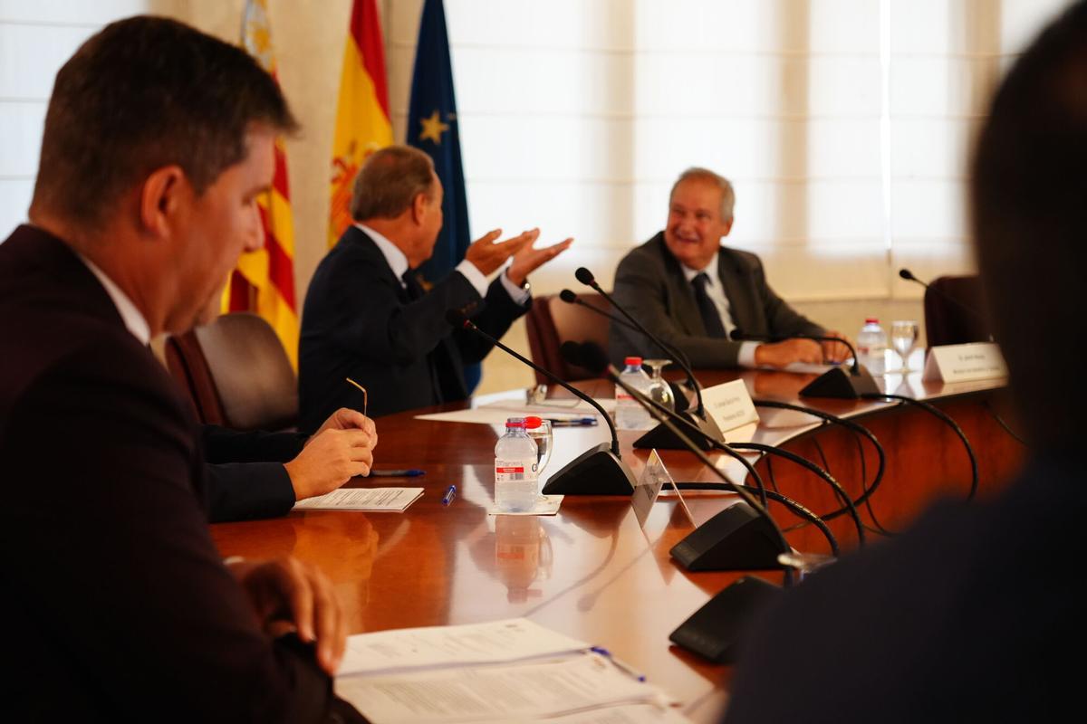 Jordi Hereu visita la sede de la patronal cerámica
