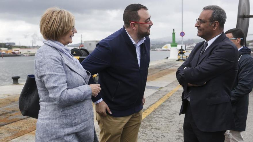 Adrián Barbón conversa con el consejero de Infraestructuras, Fernando Lastra, en compañía de la candidata a la Alcaldía de Avilés, Mariví Monteserín.