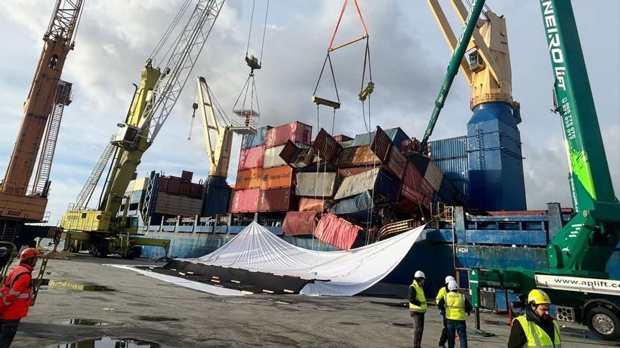 Inician la operativa para recolocar, retirar y estabilizar los contenedores dañados del buque María Francisca