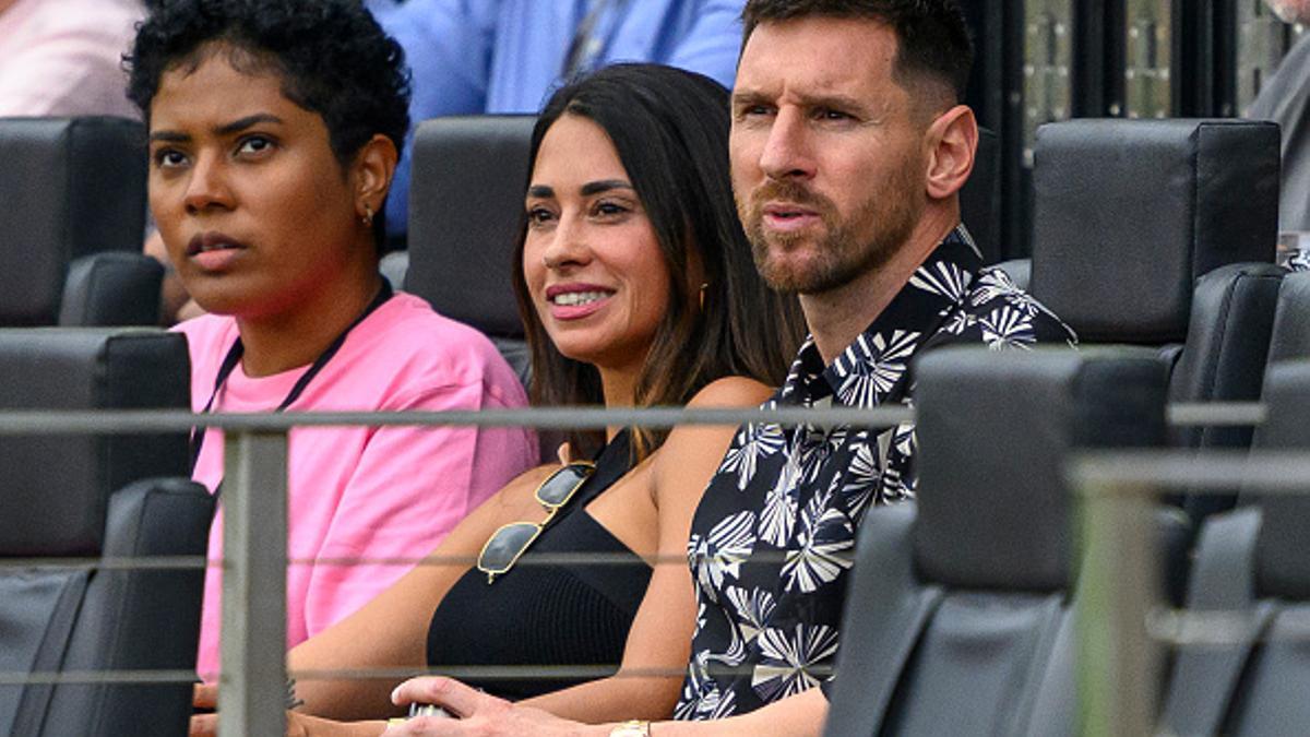 Messi, vestido de calle junto a su esposa, en el partido de Inter Miami-Montreal.