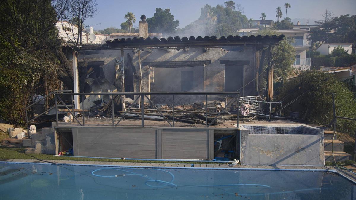 Galeria de fotos: l'incendi de les Gavarres calcina una casa a Calonge