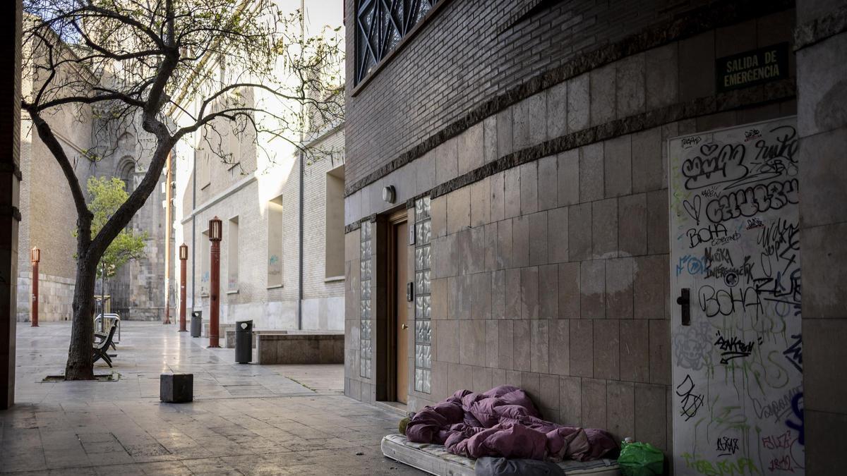Personas sin hogar en la plaza San Bruno de Zaragoza, este martes.