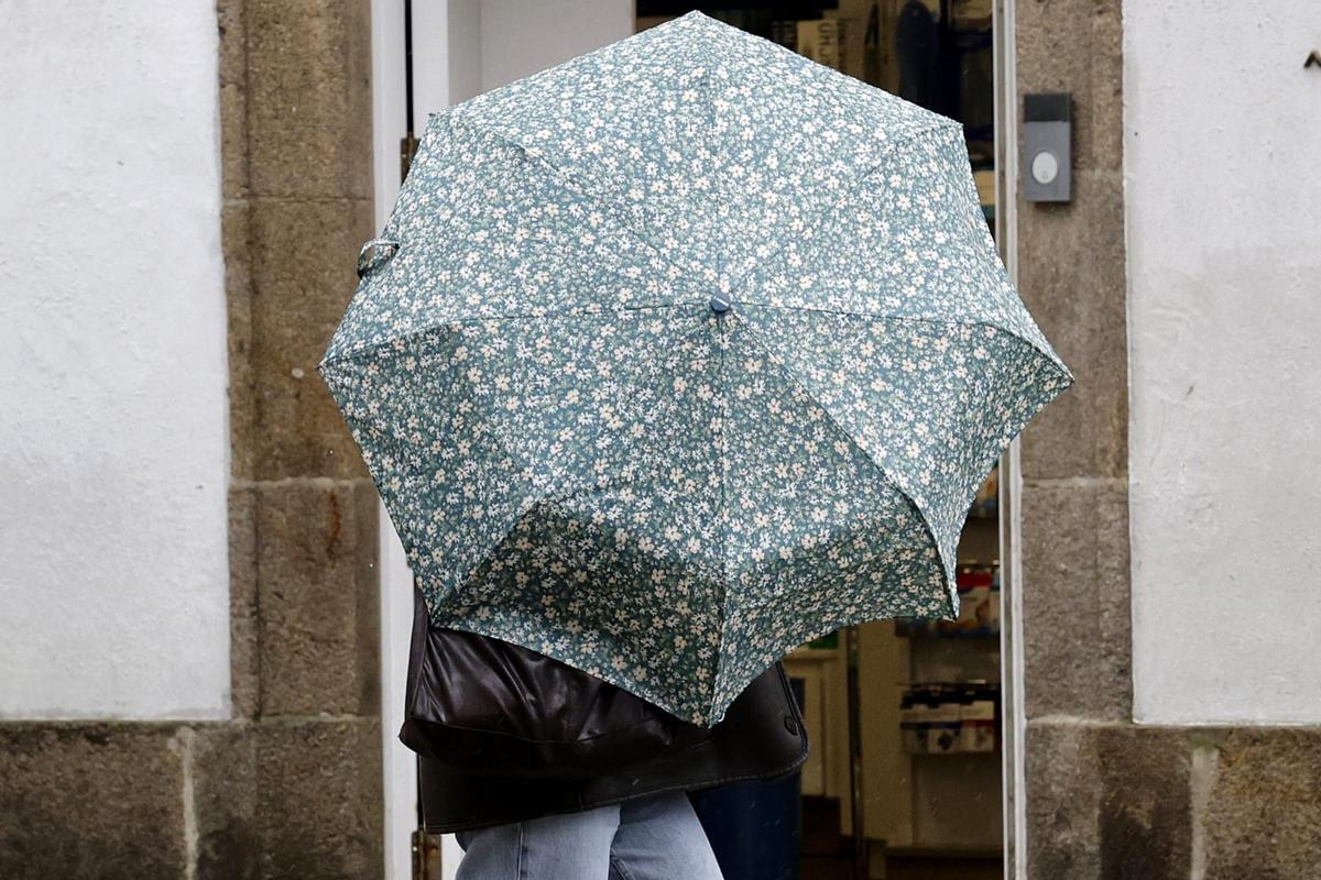 La borrasca Nils pone a prueba la fe en el paraguas (otra vez)