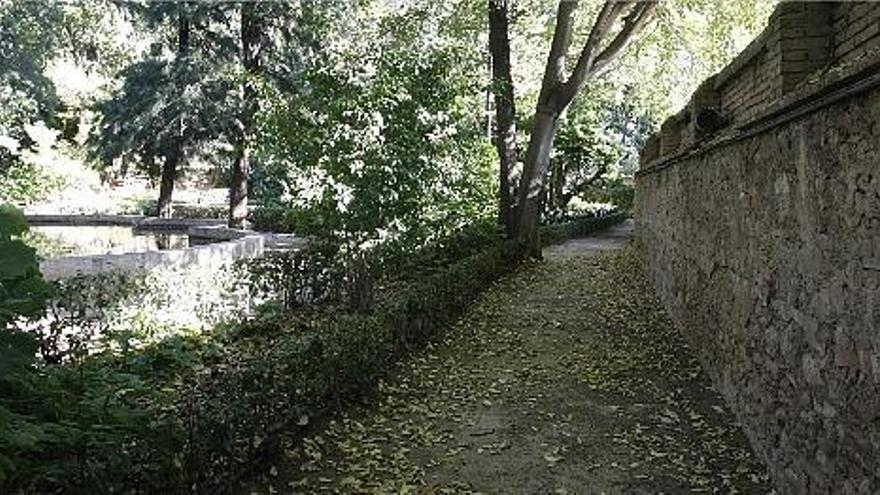 Muro recayente a la calle Monforte que el Ayuntamiento de Valencia tiene previsto derribar.