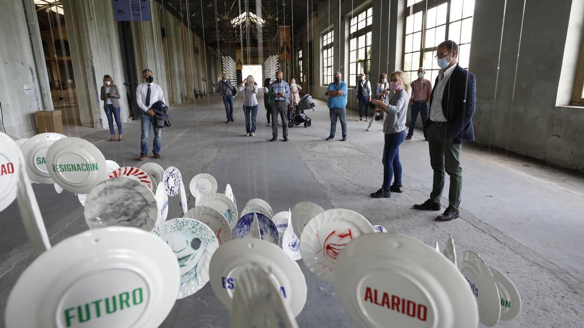 Los visitantes invitados por LA NUEVA ESPAÑA a la Semana Profesional del Arte, aplauden la exposición y ensalzan la fábrica de armas