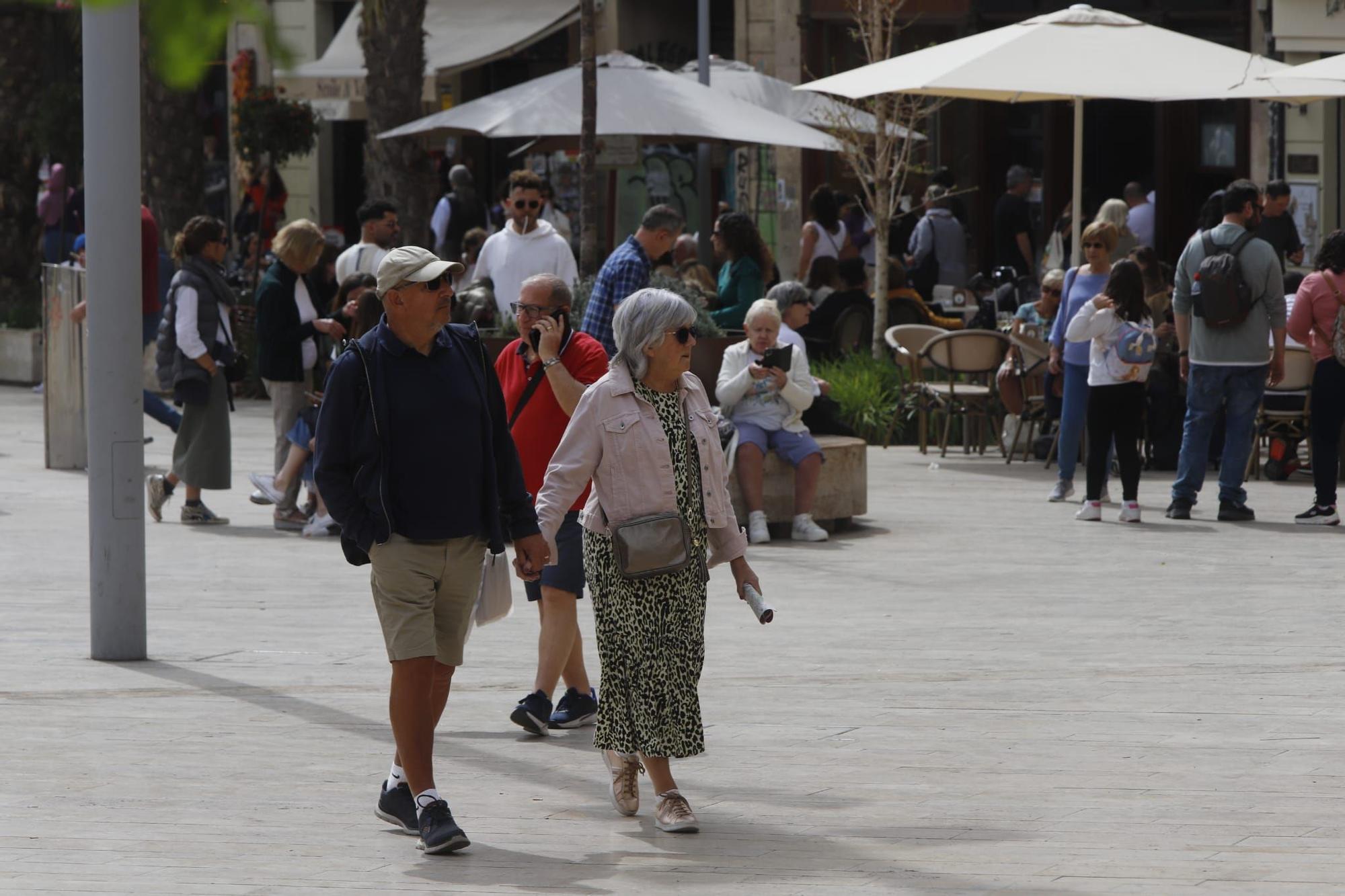 Llenazo en el centro de València en el fin de semana previo a las vacaciones de Semana Santa