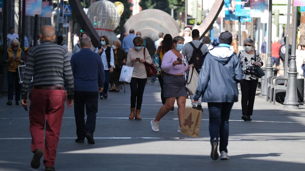 Paseantes en la calle Triana de la capital grancanaria. | | JOSÉ CARLOS GUERRA