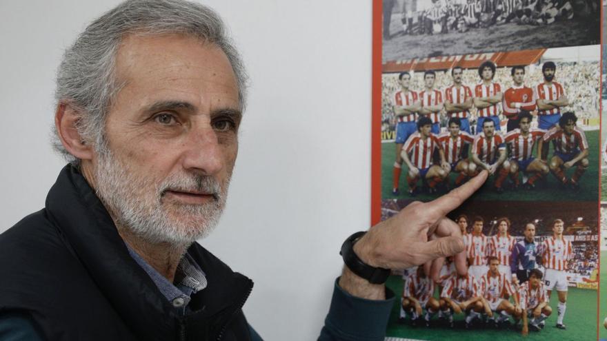 Manolo Jiménez, ayer, en la sede de la Asociación de Veteranos, señalando a Cundi en una fotografía. | Marcos León