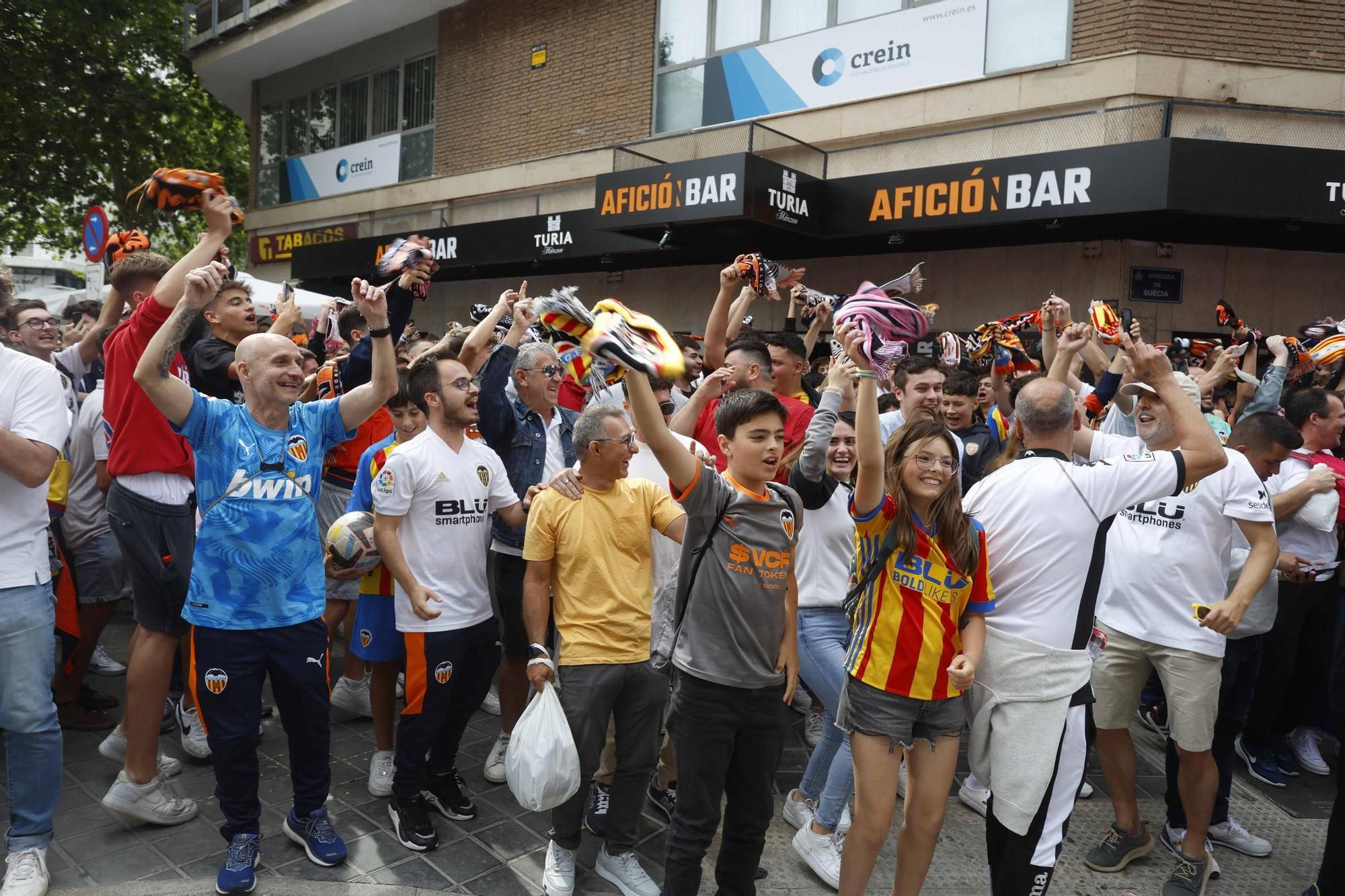 Ambiente festivo en la recepción al equipo