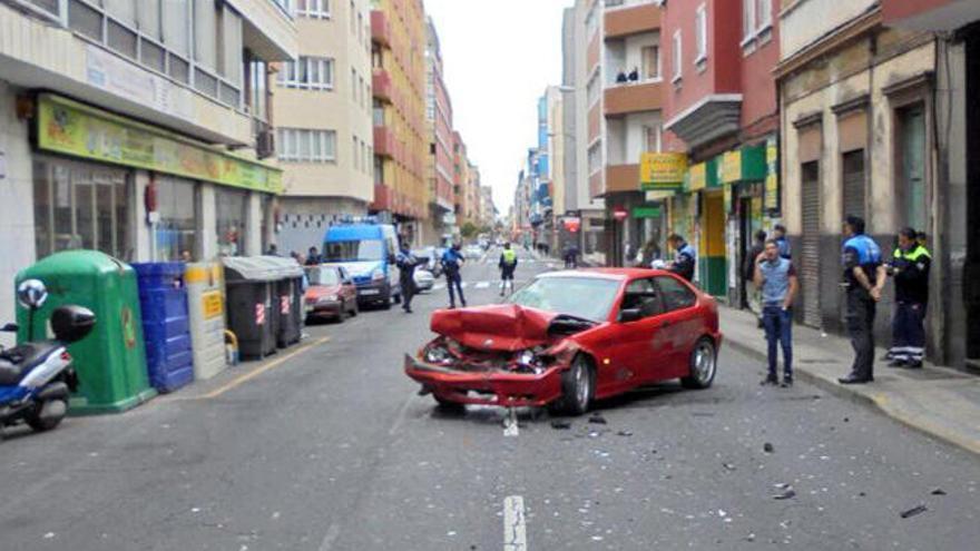 Aparatoso accidente con dos afectados en Guanarteme