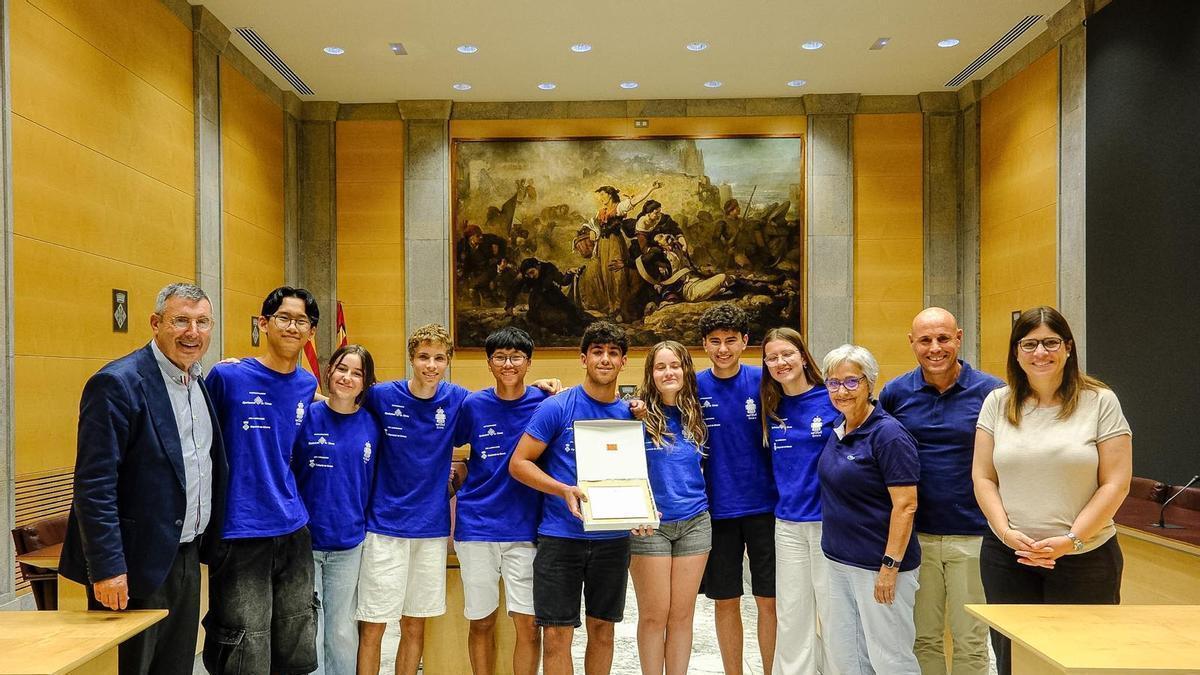 Imatge de l'equip de Maristes Girona rebent la placa conmemorativa