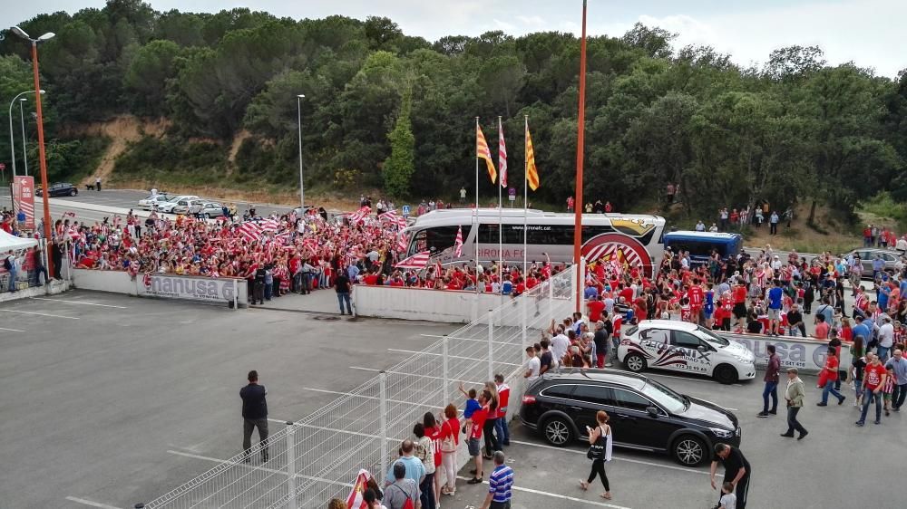 Càlida rebuda de l'afició del Girona als jugadors