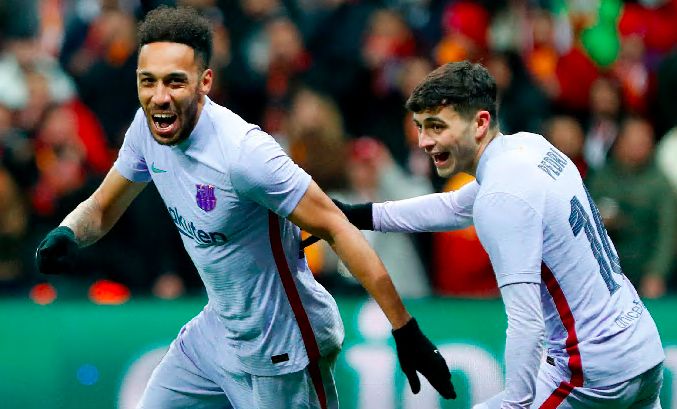 Aubameyang y Pedri, tras el gol del punta gabonés.