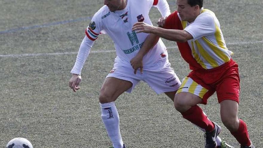 Un jugador del Alertanavia disputa el balón en un partido. // FdV