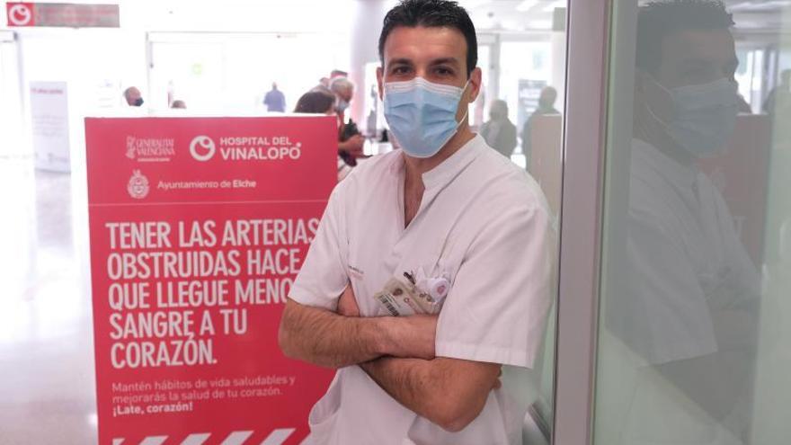 El nuevo enfermero gestor de casos en el centro sanitario ilicitano, Raúl Fernández. | ÁXEL ÁLVAREZ
