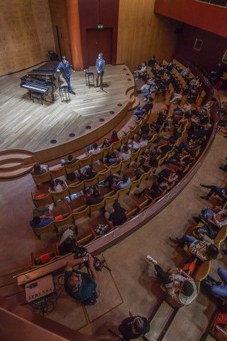 El pianista Lang Lang mantiene un encuentro con estudiantes de música en Gran Canaria