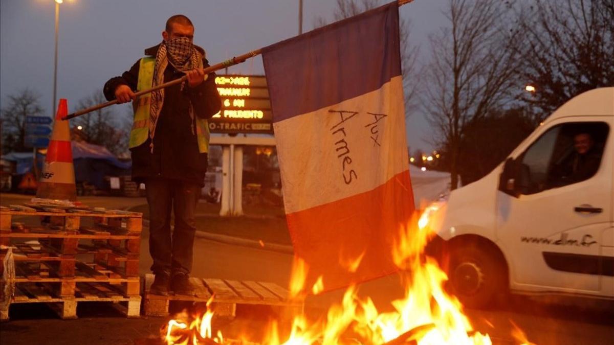 Un conductor francés protesta en la autopista A2 que lleva de París a Bruselas