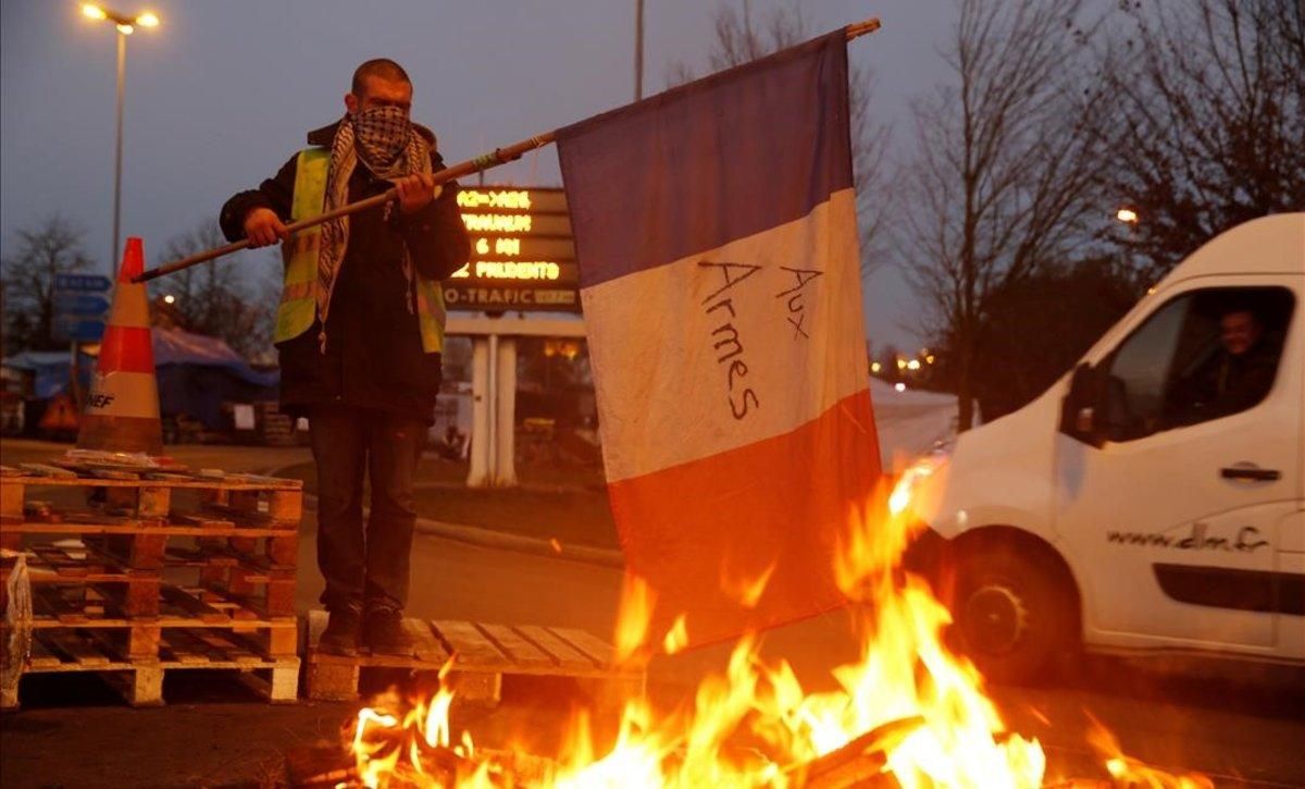 zentauroepp46134480 a protester wearing a yellow vest  the symbol of a french dr181204101052