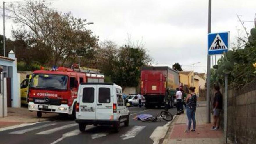 El cuerpo del ciclista tapado con una sábana y junto a su bicicleta. | lp / dlp