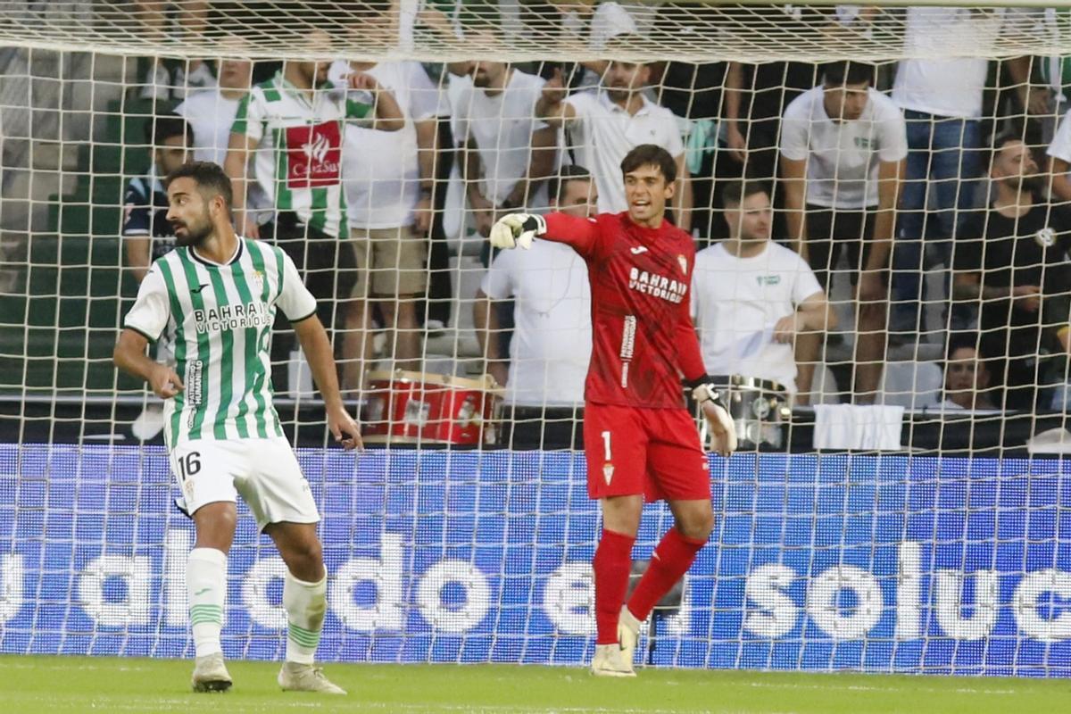 Íker Álvarez, junto a Rubén Alves, durante un encuentro del Córdoba CF en El Arcángel.
