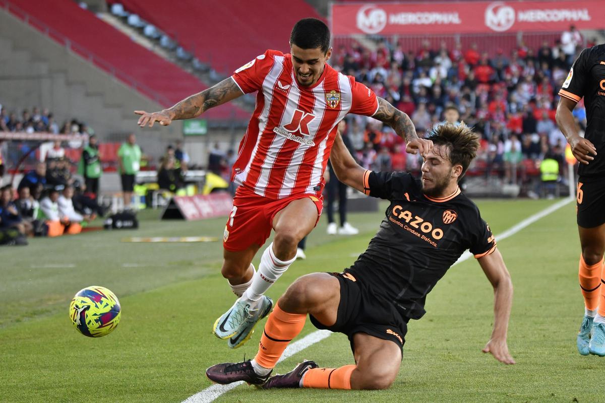 Los jugadores del Valencia celebran su victoria ante el Valladolid al final del encuentro de la jornada 31 de LaLiga, este jueves en el estadio de Mestalla, en Valencia. EFE/ Kai Försterling