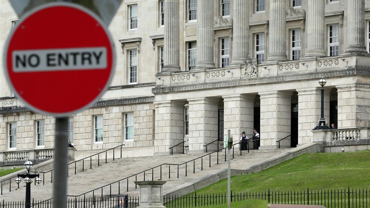 La policía patrulla por el castillo de Stormont, sede de la Asamblea de Irlanda del Norte.