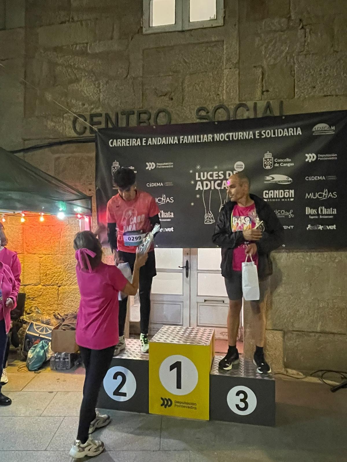Más de 1.300 personas alumbran de rosa Cangas