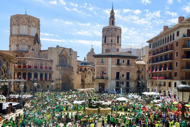 Así ha sido la marcha "histórica" de los profesores en València el día de la huelga