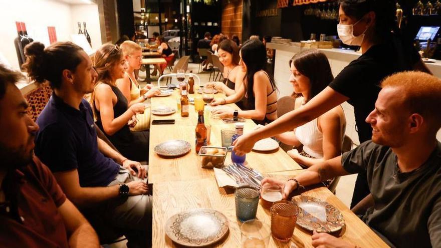Un grupo de personas en una cena de empresa en el barrio de Ruzafa, València, en una fotografía de archivo.