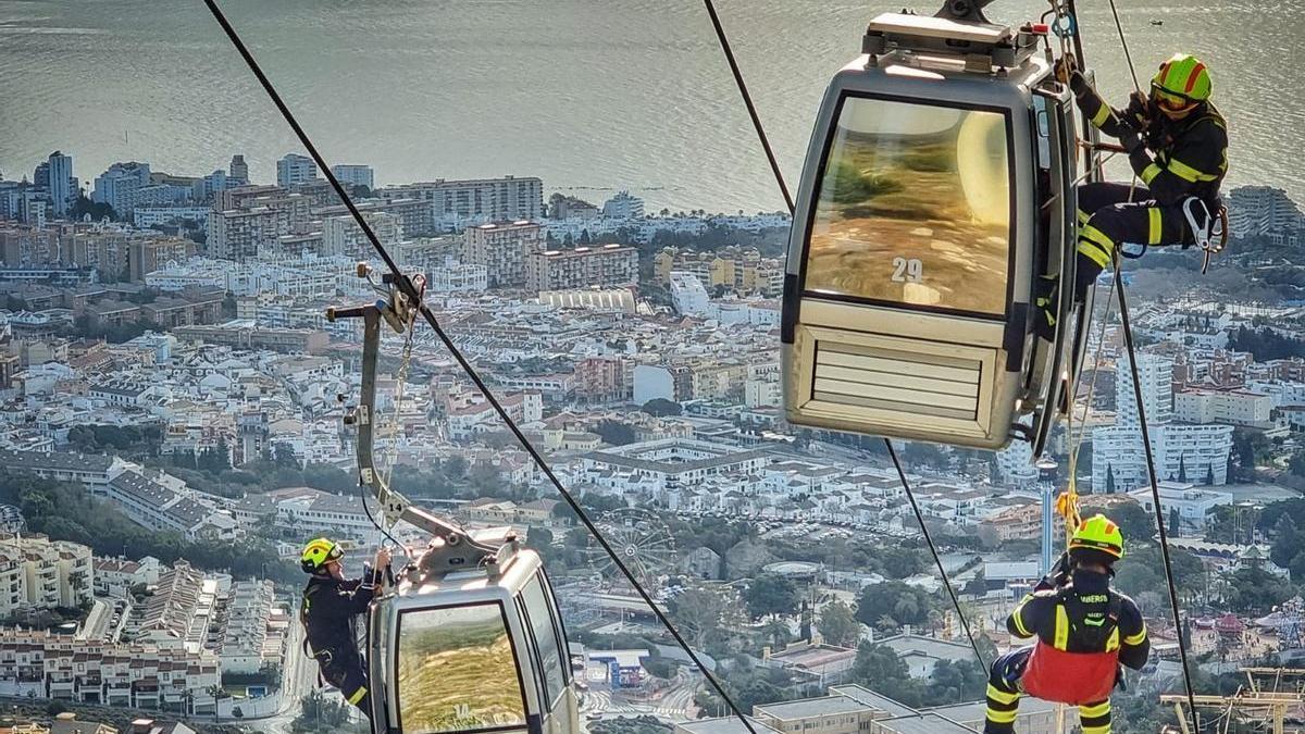 Un total de 25 bomberos de Benalmádena participan en un rescate en el  teleférico - La Opinión de Málaga