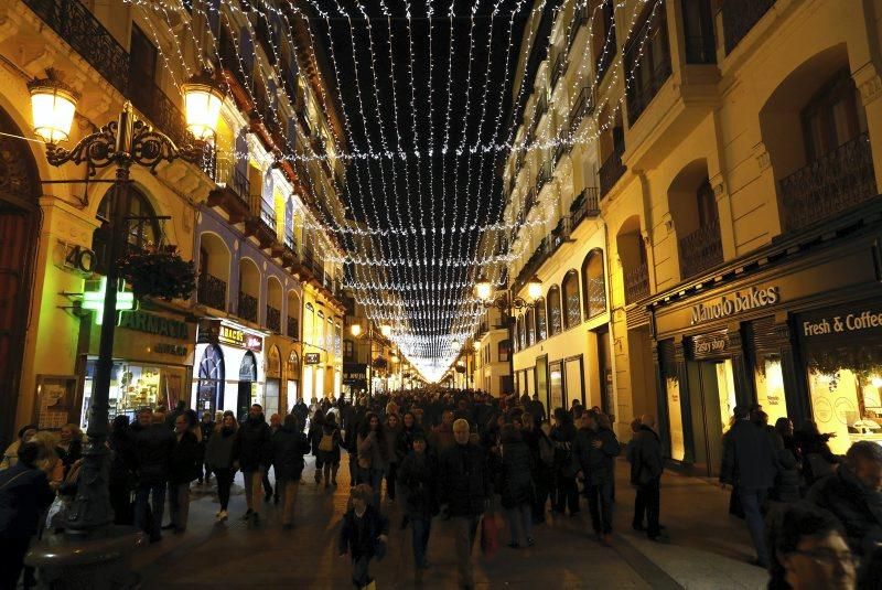 El alcalde de Zaragoza, Jorge Azcón, realiza el encendido de la iluminación navideña