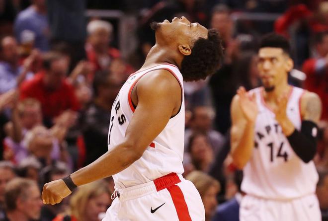 Kyle Lowry de Toronto Raptors passa el balón durante el partido contra Milwaukee Bucks en el tercer partido de las finales de la Conferencia Este de la NBA NBA en el Scotiabank Aren en Toronto, Canada.